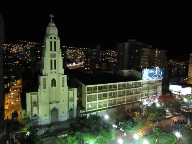 ラパスのマリア・アウキシアドラ教会と上に向かって広がる町の夜景の姿