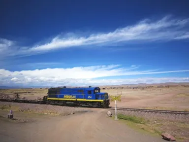 ララヤを後にした道中のペルーレイルの列車がゆっくり走る景色