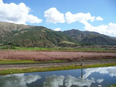 ララヤへ向かう道中の山と空を映す池の風景