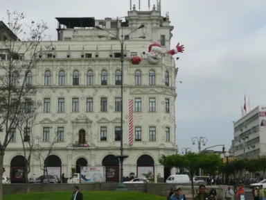 リマの建物から巨大なサンタが顔を出している風景