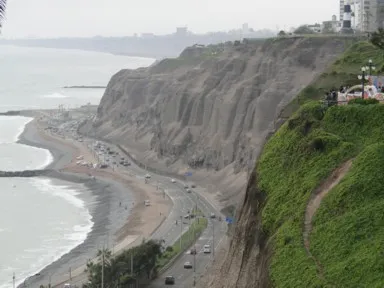 リマのミラフローレスの断崖の海岸の下に走る道路の様子