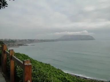 リマのミラフローレスの海岸から眺める太平洋の景色