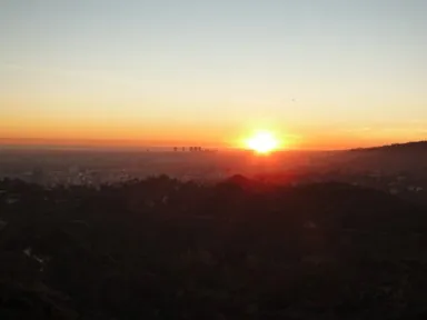 ロサンゼルスのグリフィス天文台から眺める太平洋に沈む夕日の光景