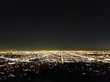 グリフィス天文台から眺めるロサンゼルスの碁盤の目の街の灯りがオレンジに光る様子