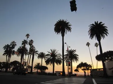 サンタモニカの夕暮れの横断歩道