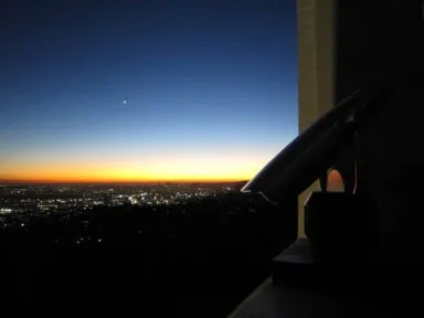グリフィス天文台から眺める空に輝く一番星とロスの街の姿