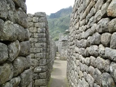 マチュピチュの中の高い壁で作られた細い路地の光景