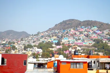 メキシコシティの郊外の丘がカラフルな家で埋め尽くされた様子