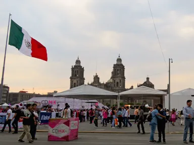 メキシコシティのソカロ広場の巨大な国旗がはためく風景の見どころ