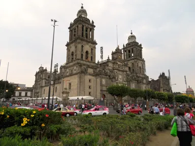 メキシコシティの中心に佇むメトロポリタン・カテドラルの教会の風景
