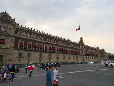 メキシコシティのソカロの広場にある均一のデザインで飾られた建物の光景