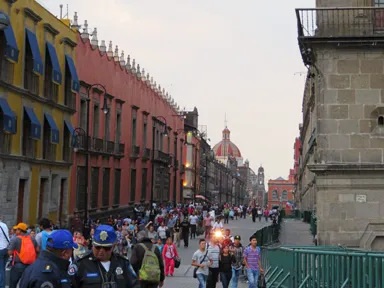 メキシコシティの露店が並ぶ通りの人があふれる様子
