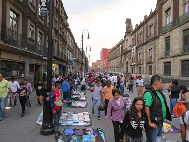 メキシコシティの露店が並ぶにぎやかな通りの景色