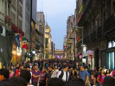 メキシコシティの通りが人で埋め尽くされた様子