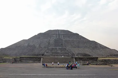 テオティワカンの太陽のピラミッドを下から眺める迫力の光景