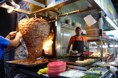 メキシコシティのタコス屋台の次々にタコスを作り出す光景