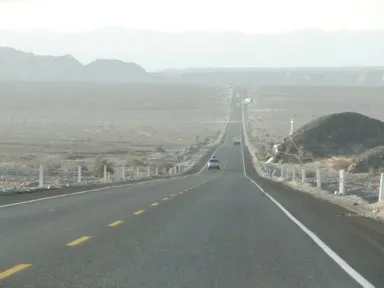 ナスカのまっすぐ延びるパンアメリカ・ハイウェイの光景