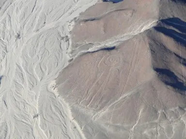 ナスカのセスナから眺める宇宙飛行士の地上絵の光景