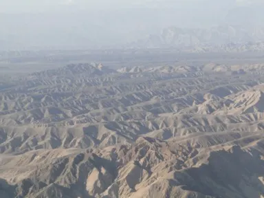ナスカのセスナから眺める乾いた山々の景色