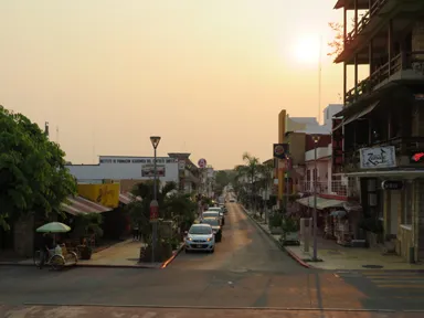 パレンケの町の小さなメインストリートに落ちる夕日の光景