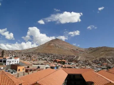 ポトシのラ・コンパニーア・デ・ヘススの塔から眺めるセロ・リコ銀山の景色の見どころ