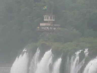 対岸のブラジル側のブラジル国旗と展望台の様子