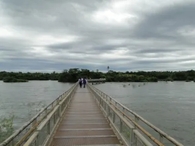 イグアスの滝に向かう橋になった通路と湖のような静かな流れのイグアス川の様子