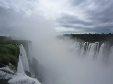 イグアスの滝の悪魔の喉笛の水煙がますっぐ滝の中央を流れていく光景