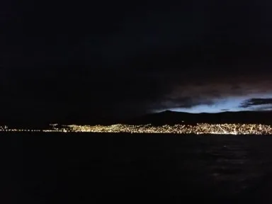 チチカカ湖に浮かぶウロス島から夜の光の粒になったプーノの街を眺める景色