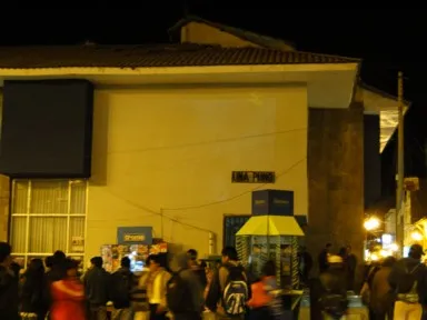 プーノの家の壁に映画を映す景色