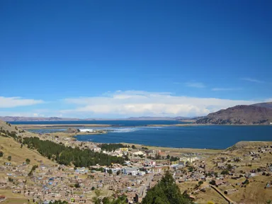 プーノの真っ青なチチカカ湖と街を見下ろす景色の見どころ