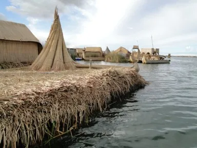 プーノのチチカカ湖に浮かぶウロス島のトトラで作られた島の様子