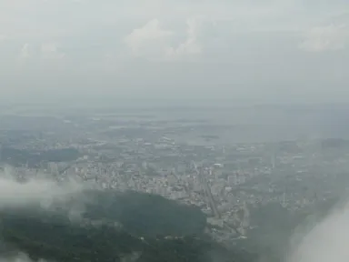 コルコバードの丘から見下ろす巨大なリオデジャネイロの街並み