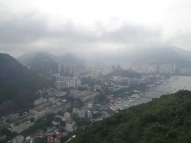 リオデジャネイロの海・山・繁華街が密集して並ぶ景色