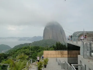 リオデジャネイロのポン・ヂ・アスーカルへ向かうロープウェイの光景
