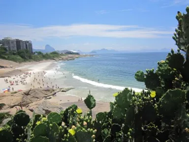 リオデジャネイロのアルポアドール海岸の人の少ない光景