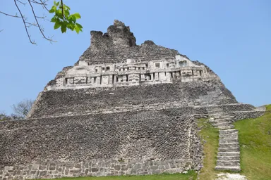 ベリーズのサンイグナシオのシュナントゥニッチ遺跡に刻まれた古代文字の光景