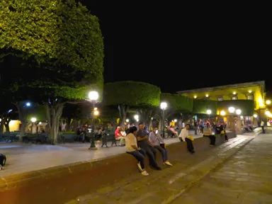 サンミゲル・デ・アジェンデのアジェンデ庭園の夜に人々の団らんの場所になる風景
