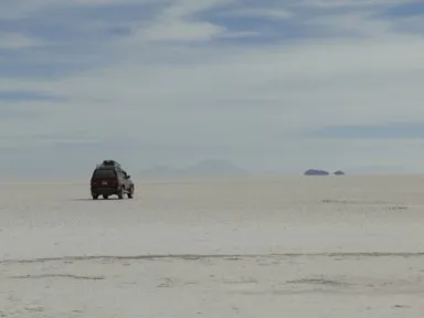 ウユニ塩湖を走る車の様子