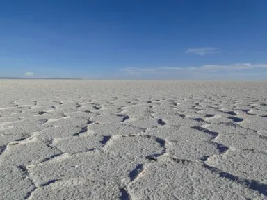 ウユニ塩湖の世界一平らで何もない地面が5角形や6角形になった大地の景色の見どころ