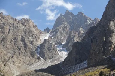 アラアルチャの氷河の一部が顔を出す山の風景