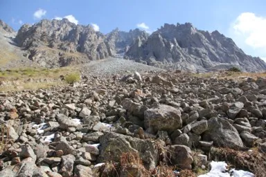 アラアルチャの山肌が崩れて岩がごろごろしている場所の景色
