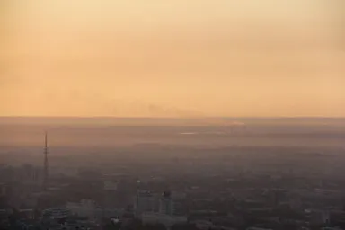 アルマトイのコク・トベの丘から見下ろすまっ平らな大地の夕暮れの景色