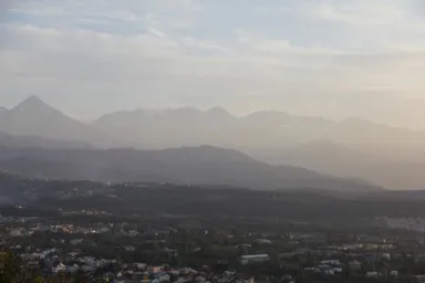 アルマティのコク・トベの丘から見上げる高い山脈の景色