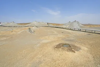 ゴブスタンの泥火山のたくさん並ぶ噴出孔