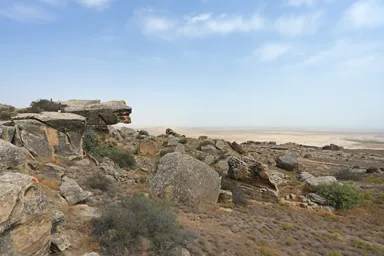 コブスタンの岩絵の巨大な岩がゴロゴロ転がった様子