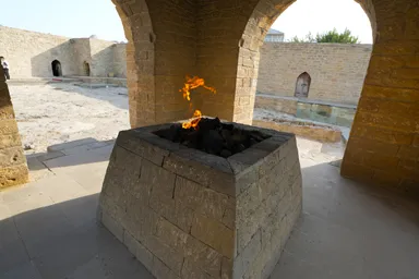 バクーの拝火教寺院の中心の炎が上がる祭壇