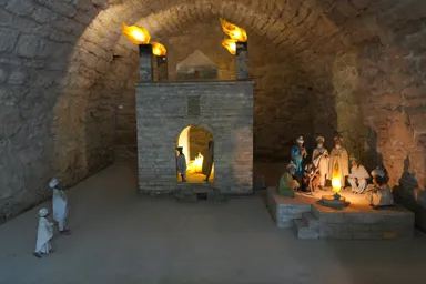バクーの拝火教寺院の過去の建物から炎が上がっていた頃の姿の模型