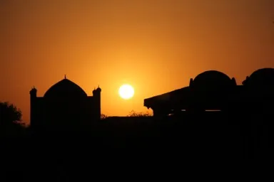 ブハラのモスクのすき間に沈む夕日