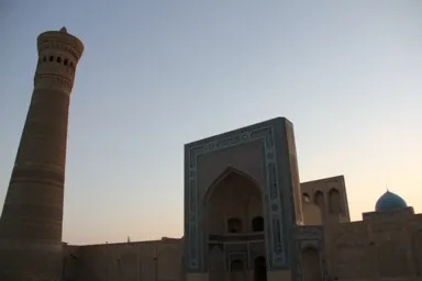 カラーン・モスクとカラーン・ミナレットの夕暮れの風景